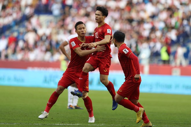 Nguyen Cong Phuong (No. 10) and other players celebrate after Phuong scored an equalizer for Vietnam in the second half of the match against Jordan on January 20 (Photo: VNA)