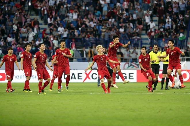 Vietnamese players rejoice after defeating Jordan in the breathtaking shootout (Photo: VNA)