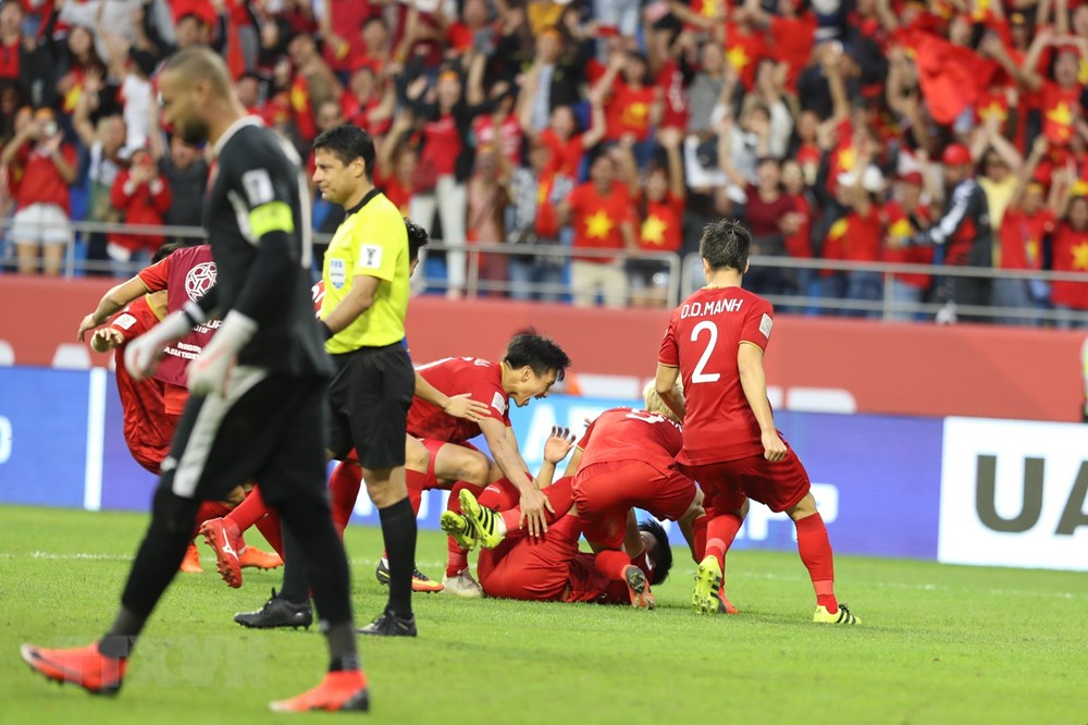Các cầu thủ Việt Nam vỡ òa trong niềm vui chiến thắng sau cú sút của Bùi Tiến Dũng. (Ảnh: Hoàng Linh/TTXVN)
