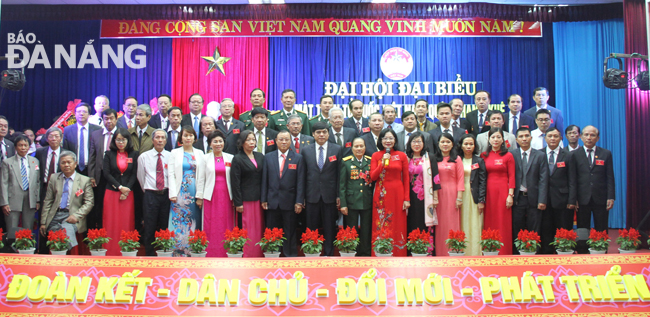 2.	Đại biểu Ủy ban MTTQ Việt Nam quận Thanh Khê khóa IX, nhiệm kỳ 2019-2024 ra mắt đại hội. Ảnh: Lam Phương