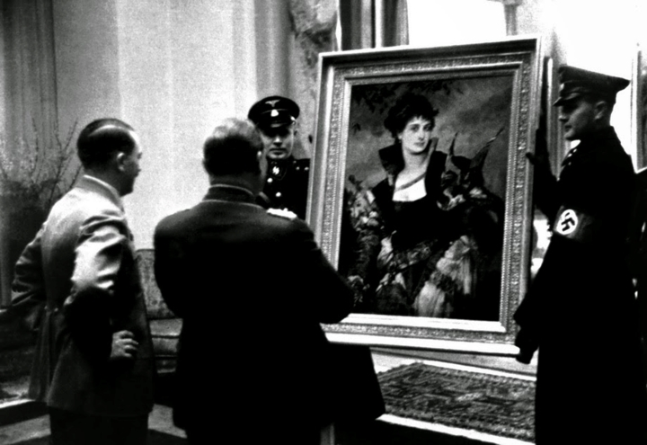 Hitler và Goering đang say sưa thưởng thức một tác phẩm nghệ thuật. Goering từng là Tổng chỉ huy Không quân Đức, giữ nhiều chức vụ quan trọng trong chính quyền Đức Quốc xã và được Hitler chỉ định làm người kế nhiệm.