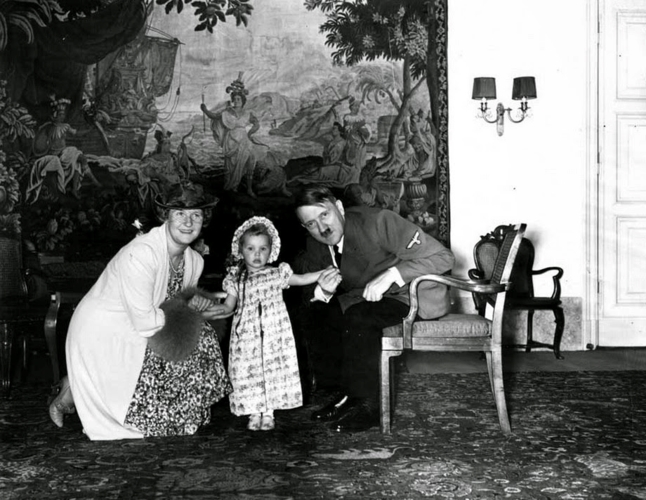 Hitler chụp ảnh cùng vợ và con gái của Goering là Emmy - một nữ diễn viên người Đức và cô bé Edda Goering năm 1940.