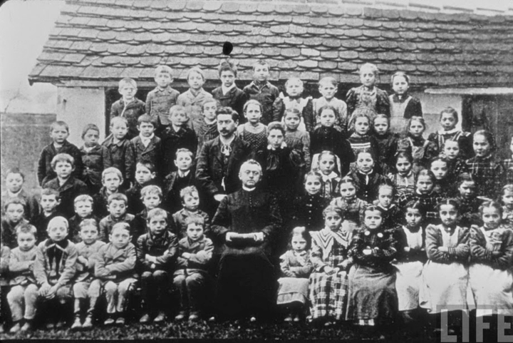 Hình ảnh Hitler khi còn nhỏ (đứng thứ 3 từ trái sang, hàng cuối cùng) khi chụp ảnh cùng các bạn học tại Fischlham, Áo - Hung năm 1895.