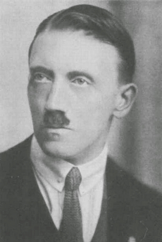 Bức ảnh chụp năm 1921 cho thấy hình ảnh chính trị gia trẻ tuổi Adolf Hitler.