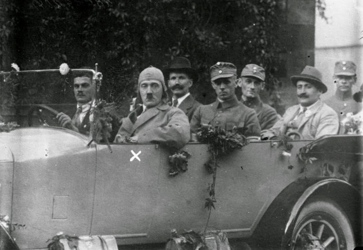 Trùm phát xít Hitler trong chiến dịch tranh cử năm 1923. Bức ảnh này được một nhiếp ảnh riêng của Hitler là Heinrich Hoffmann chụp.