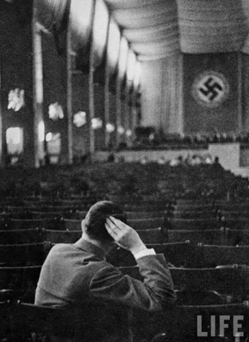 Hitler ngồi xem một dàn nhạc diễn tập tại hội trường ở Munich năm 1938.