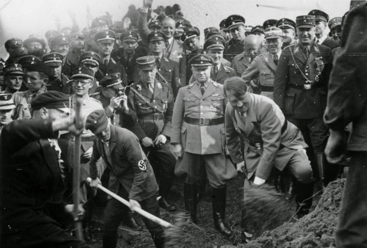 Bức ảnh hiếm khi Adolf Hitler tham gia lễ khởi công một tuyến đường mới.