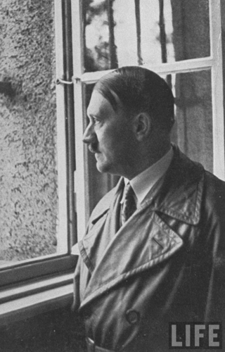 Adolf Hitler tới thăm nhà tù Landsberg năm 1934, nơi mà kẻ độc tài này từng viết cuốn sách 