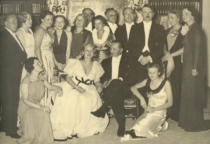 Hình ảnh trùm phát xít Hitler khi tham dự một đám cưới.