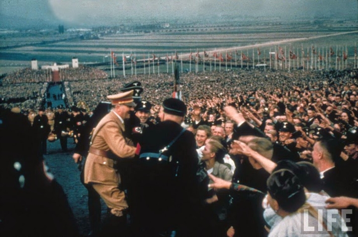 Hitler trong ngày Lễ Tạ ơn với đám đông vây quanh ở Bückeburg, Đức năm 1937.