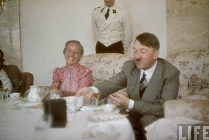 Bức ảnh chụp năm 1939 ghi lại cảnh Hitler và những vị khách dùng bữa trong dinh thự của nhà độc tài này tại Obersalzberg.