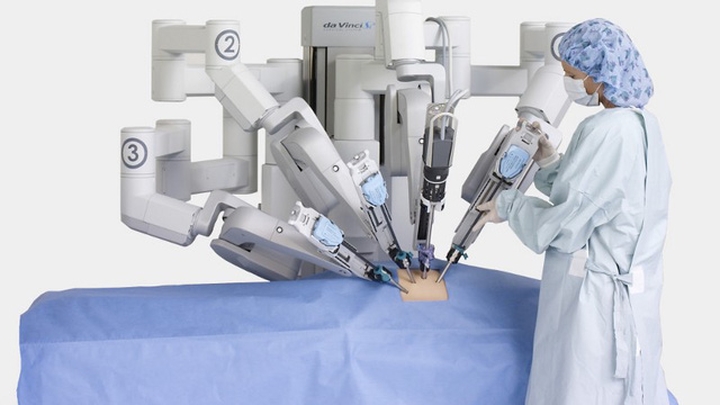 Các bác sĩ phẫu thuật thần kinh Trường Y khoa Perelman, Đại học Pennsylvania đã thực hiện phẫu thuật cột sống có sự hỗ trợ của robot đầu tiên trên thế giới. Phẫu thuật phức tạp này được thực hiện nhờ sử dụng cánh tay robot loại bỏ một khối u khỏi cổ của một bệnh nhân 27 tuổi.