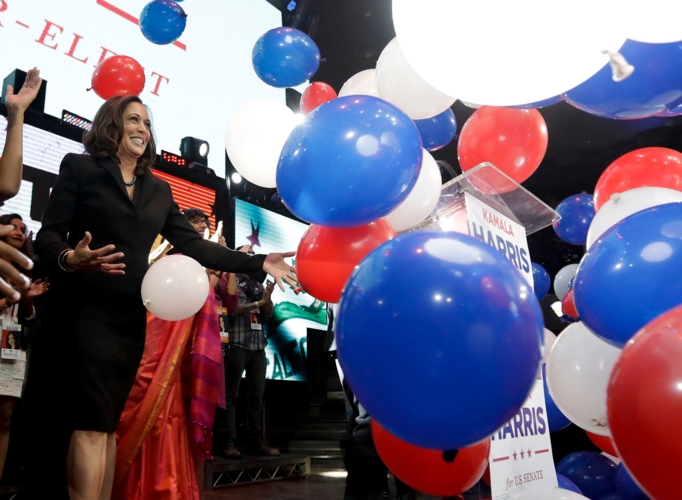 Năm 2010, luật sư Kamala Harris đánh bại đối thủ đảng Cộng hòa với kết quả sít sao để trở thành Tổng chưởng lý California. 6 năm sau, bà được bầu vào Thượng viện và trở thành người phụ nữ da màu thứ 2 từng đảm nhiệm vị trí này tại đây.
