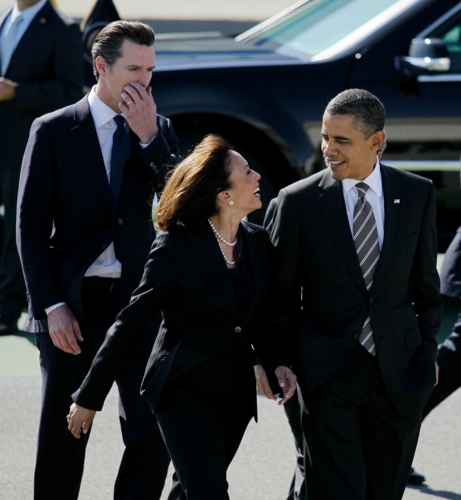 Tổng thống Mỹ Barack Obama trò chuyện cùng Tổng chưởng lý California Kamala Harris sau khi hạ cánh tại sân bay quốc tế San Francisco ngày 16/12/2012.