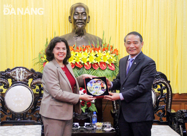  Cuban Ambassador Lianys Torres Rivera (left) being warmly received by Da Nang Party Committee Secretary Truong Quang Nghia