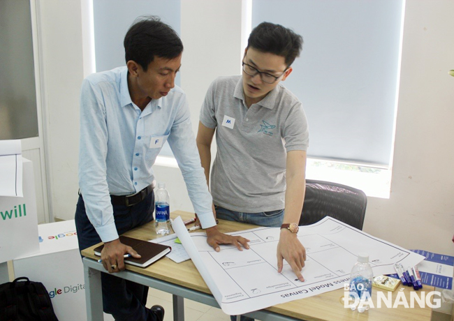 Buổi chia sẻ về mô hình kinh doanh tinh gọn tại Vườn ươm Doanh nghiệp Đà Nẵng vào tháng 12-2018. 					                       Ảnh: P.LAN