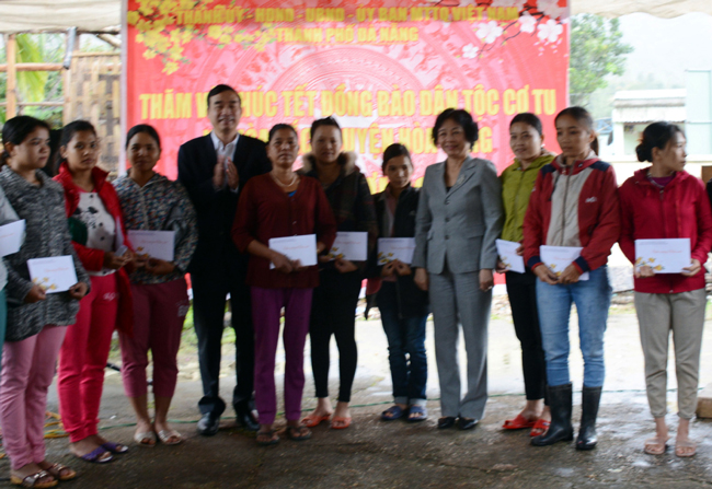 A group of representatives from the Da Nang authorities, led by municipal Fatherland Front Committee 