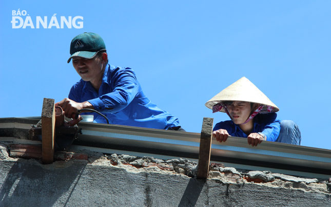 Members of the Hoa Tho Tay Ward Youth Union organisation repairing a house for a local social policy family.