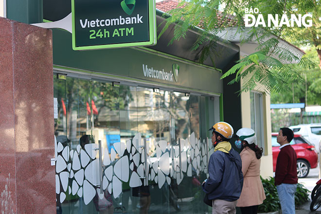 Tại khu vực trung tâm thành phố, các cây ATM luôn có đông người dân đến thực hiện giao dịch.