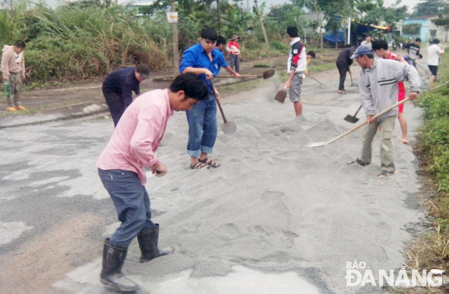 Nhằm thực hiện tốt chương trình “Thành phố 4 an”, Đảng ủy phường Hòa Khánh Nam đã vận động đảng viên, thanh niên trên địa bàn phường thường xuyên dọn vệ sinh môi trường.