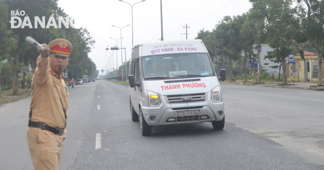 Cảnh sát giao thông Trạm cửa ô Hòa Phước dừng, đón các phương tiện vận tải hành khách để kiểm tra.