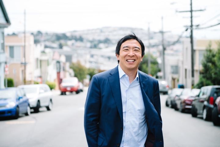 Doanh nhân Andrew Yang: Andrew Yang - một doanh nhân người Mỹ và là người sáng lập công ty Venture đã thông báo ý định tham gia cuộc đua vào Nhà Trắng năm 2020 ngày 6/11/2017. Chiến dịch của ông Yang tập trung vào việc sẽ cung cấp cho tất cả người dân Mỹ thu nhập cơ bản 1.000 USD hàng tháng. 