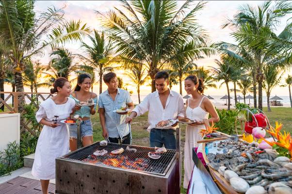 Tiệc BBQ hay lẩu tại bể bơi riêng hay sân vườn của villa tại Vinpearl Discovery mang lại không gian gắn kết và trải nghiệm ẩm thực ngoài trời tuyệt vời dành cho các thành viên.