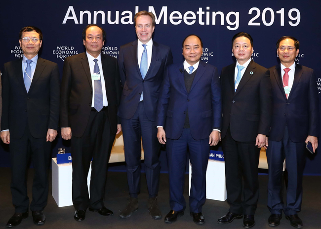 Thủ tướng Nguyễn Xuân Phúc (thứ ba, từ phải sang), Chủ tịch Diễn đàn Kinh tế Thế giới (WEF) Borge Brende (thứ ba, từ trái sang) tham dự buổi đối thoại về chủ đề “Việt Nam và thế giới” sáng 24-1. 					           Ảnh: TTXVN