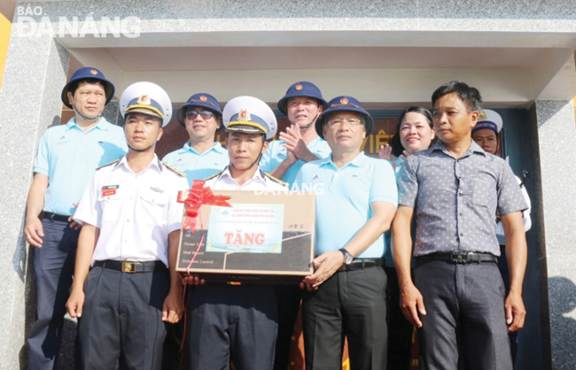 Phó Chủ tịch UBND thành phố Nguyễn Ngọc Tuấn (hàng đầu, thứ hai từ phải qua) tặng quà cán bộ, chiến sĩ làm nhiệm vụ trên đảo Đá Lát.