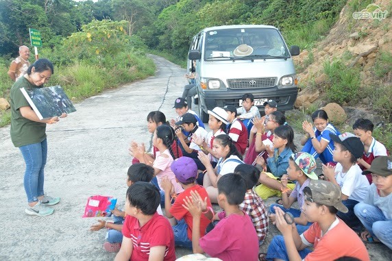A group of disabled kids take part in a field trip to the Sơn Trà Nature Reserve in Đà Nẵng. The trips are helping kids rehabilitate both mentally and physically. — Photo courtesy Lê Trang Read more at http://vietnamnews.vn/environment/484428/disabled-kids-to-learn-about-nature-at-son-tra-reserve.html#sseuCM9bygijL0Hy.99