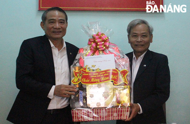 Secretary Nghia presenting a Tet gift to the Board of Leaders of the city’s Thai Phien Club.