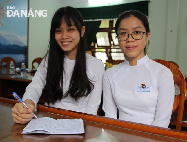 Photo: The 2 talented pupils have poured their much time and efforts into researching into the making of functional foods from Clinacanthus nutans