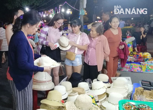 Domestic visitors going shopping at the Son Tra Night Market.