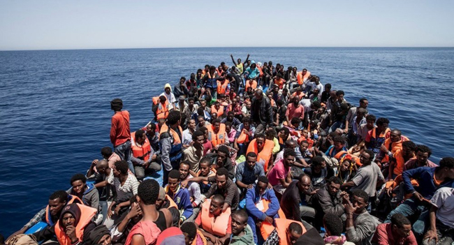 Những người Libya chen chúc trên con thuyền rách nát để vượt biển đến Italy. (Ảnh: Sputnik)