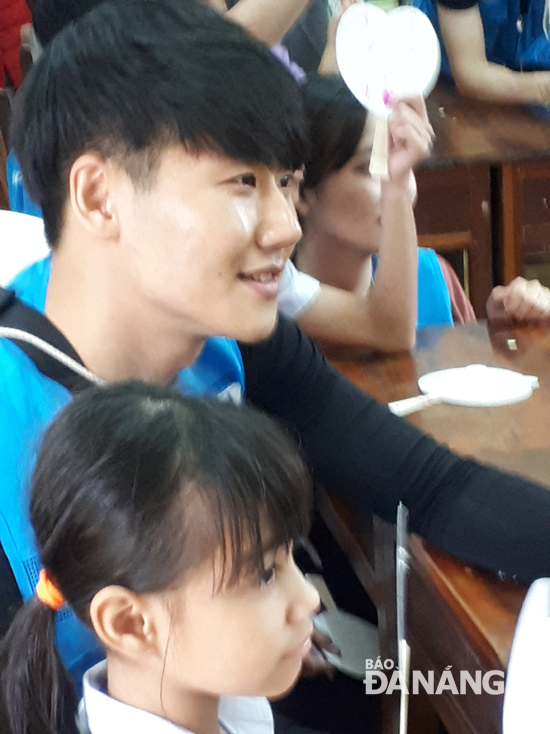 Những ngày cận Tết, sinh viên Hàn Quốc đến thăm và làm công tác xã hội ở Làng Hy Vọng.