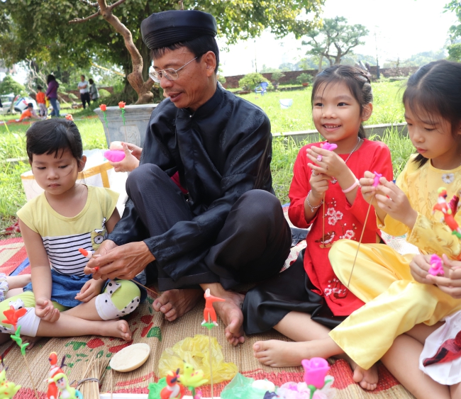 Nặn tò he là hoạt động thu hút các em thiếu nhi.