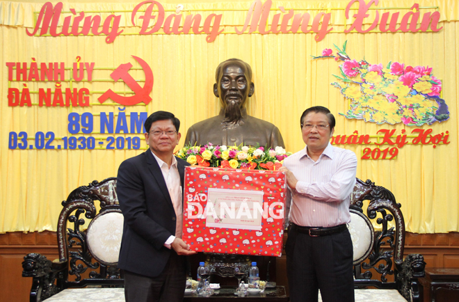 1.	Bí thư Trung ương Đảng, Trưởng Ban Nội chính Trung ương Phan Đình Trạc (phải) tặng quà chúc mừng năm mới đến Phó Bí thư thường trực Thành ủy Võ Công Trí. 