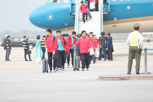 Đúng 14h15 ngày 26/1, máy bay chở đội tuyển Việt Nam xuống sân bay Nội Bài