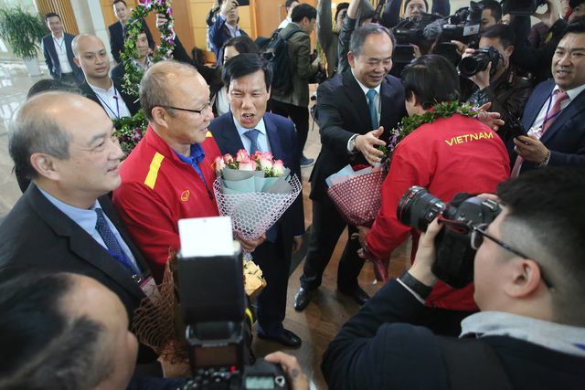 Bộ trưởng VH,TT&DL Nguyễn Ngọc Thiện và Chủ tịch VFF Lê Khánh Hải chờ đón đội tuyển Việt Nam ở sân bay