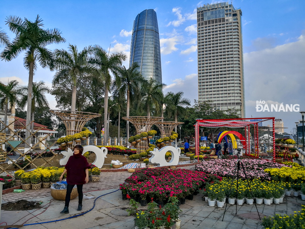 Khu vực đường hoa trước trụ sở HĐND thành phố Đà Nẵng cũng đang được gấp rút hoàn thành. Ảnh: KHẢ THỊNH