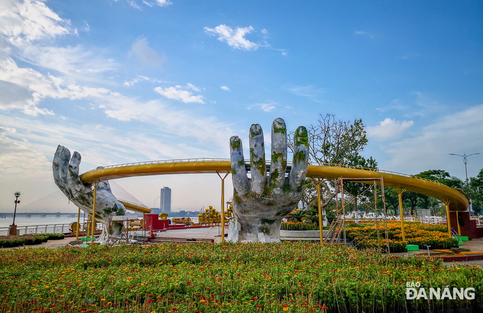  The special highlight of this year's flower street is the famous Golden Bridge model. This miniature model, which is about one-fourth the size of the original one located at the Ba Na Hills Resort, is decorated with a wide range of flowers and trees