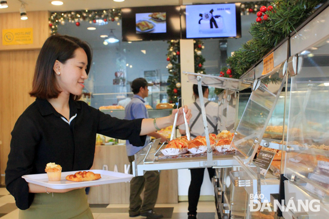 Là người trực tiếp phụ trách mảng sản phẩm của BonPas, chị Nguyễn Thị An Lành luôn mong muốn các món ăn, thức uống của cửa hàng phải đúng tiêu chuẩn đã cam kết.