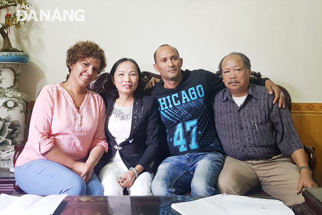 Yoanna và gia đình bà Nguyễn Thị Hương. 