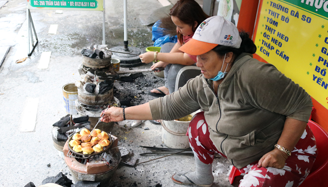  Gia đình bà Nguyễn Thị Vui (266 Trần Cao Vân) là một trong những hộ gia đình có truyền thống làm bánh thuẫn lâu đời ở Đà Nẵng với 40 năm trong nghề. Theo bà Vui, bánh thuẫn đã được đặt hàng từ trung tuần tháng Chạp. Vì thế, bánh sẽ được làm từ 20 tháng Chạp để kịp cho Tết. Ảnh: THÚY NGÂN