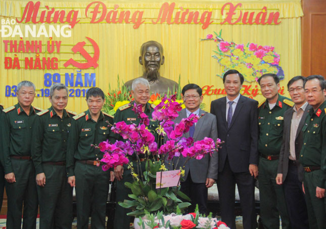 Phó Bí thư Thường trực Thành ủy Võ Công Trí (thứ 5, từ phải) tiếp đoàn cán bộ Tổng cục 2, Bộ Quốc phòng đến thăm, chúc Tết lãnh đạo thành phố.  						                  Ảnh: Q.KHẢI