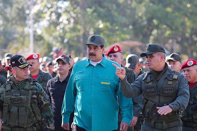 Tổng thống Nicolas Maduro (giữa) thị sát Pháo đài Paramacay ở thành phố Valencia, thuộc bang Carabob. 			Ảnh: Reuters