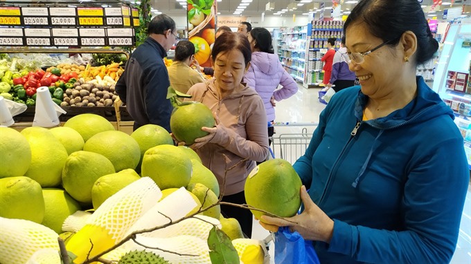 Customers buy fruits at Co.opmart Sơn Trà at the Đà Nẵng Seafood Services Industrial Zone in the city’s Sơn Trà District on its opening day on January 27. — Photo Courtesy of Saigon Co.op Read more at http://vietnamnews.vn/economy/484656/coopmart-outlet-opens-in-son-tra-in-da-nang.html#XyQGaBlkteG0qhxP.99