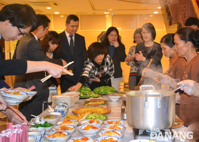 Những tô mì Quảng được nấu chiêu đãi quan khách ngay trên đất Nhật Bản. 				