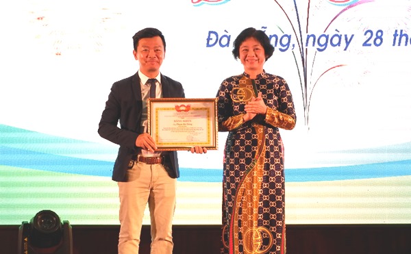 municipal Fatherland Front Committee Chairwoman Dang Thi Kim Lien presented a Certificate of Merit to Mr Pham Ba Dung, an OV living in Germany, in recognition of his active involvement in advertising the city’s images through the organisation of annual Da Nang International Marathons in the locality.