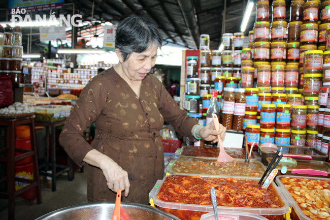 Hơn 60 năm theo nghề mắm, bà Cúc Hoa bảo, nghề làm mắm cái không chỉ là kế mưu sinh mà còn giữ gìn sự sáng tạo của lớp trước. Ảnh: T.L